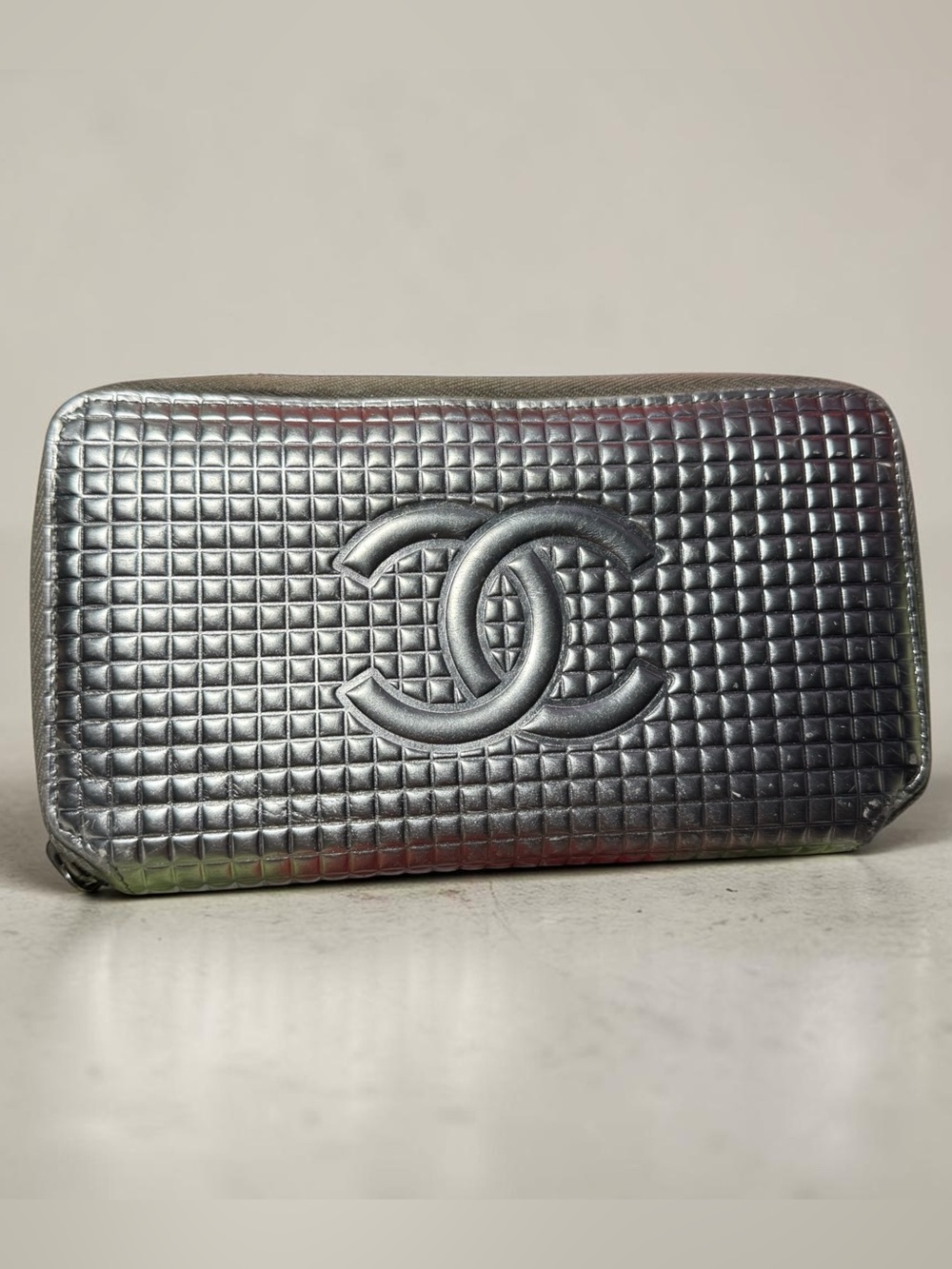 VINTAGE ‘06 CHANEL Ligne Cambon Metallic Silver Embossed CC Zip Around Wallet